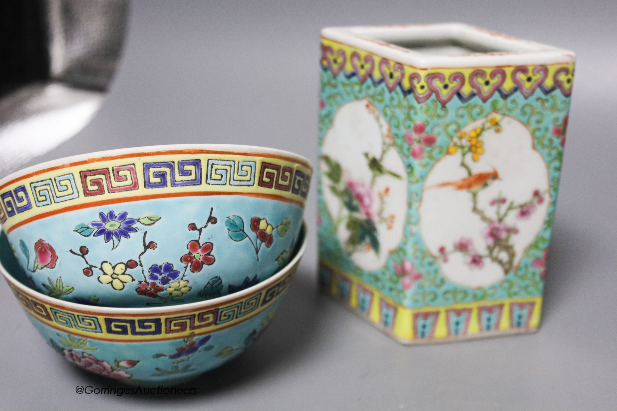 Five pieces of Chinese poychrome ceramics to include a jar and cover, a brush pot, a pair of bowls and dish, largest 15cm 60-80